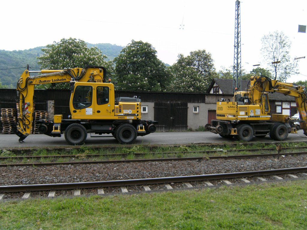 Zwei Liebherr Zweiwege-Bagger im Bahnhof Bacharach, aufgenommen am 30.04.2009. 