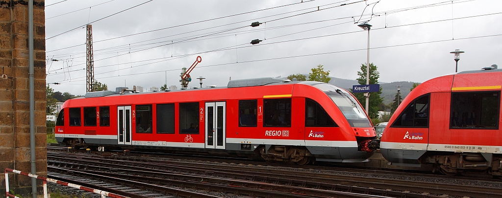 Zwei LINT 27 der DreiLnderBahn (640 032 gekuppelt mit 640 013) haben als RB 93 (Rothaarbahn) am 18.9.2011 den Bf Kreuztal verlassen und fahren Richtung Bad Berleburg.