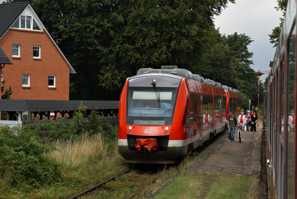 Zwei LINT-Triebwagen am 24.07.2009 als RB nach Kiel Hbf in Gettorf.