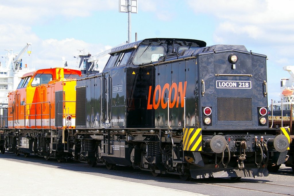 Zwei Locon Lokomotiven am 17.06.09 im Kieler Ostuferhafen
Frei zugngliches Gelnde fr Schiffspassagiere, zB fr die Fhre nach Ventspils.