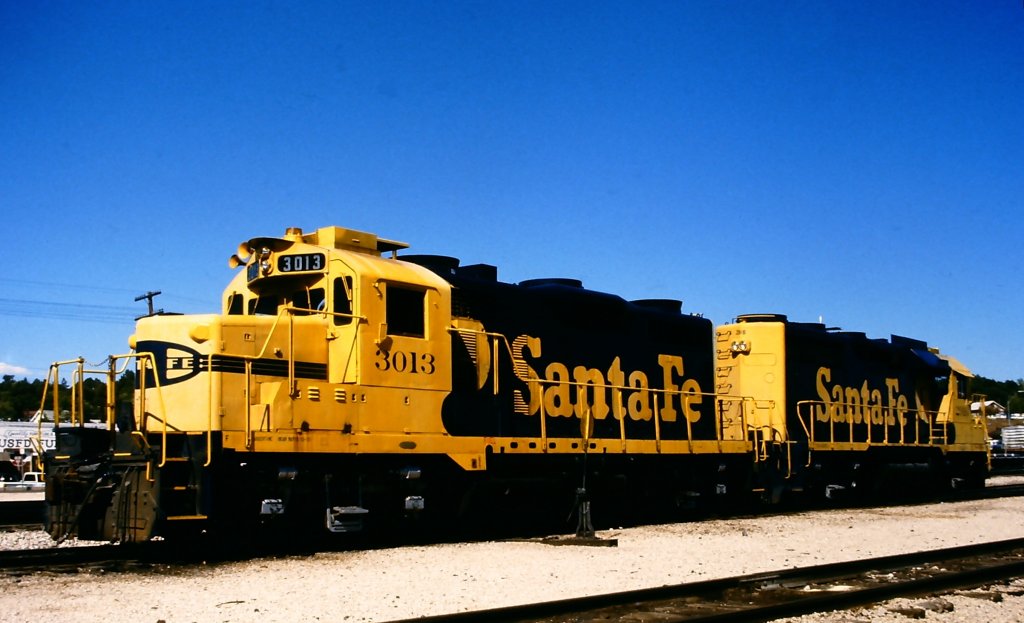 Zwei Lokomotiven, die von der AT&SF nach ihren Bedrfnissen umgebaut wurden, die 3013 eine GP20u und die 2806 eine GP35u, am 23. Juni 1987 in Flagstaff (AR).  