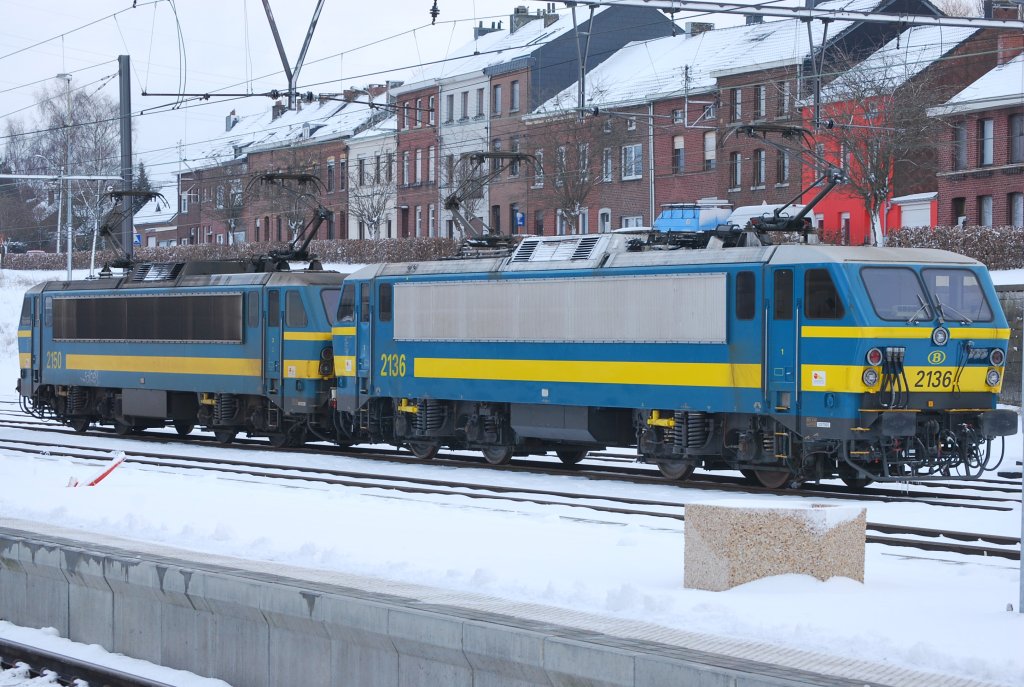 Zwei Loks der Baureihe 21 als  Winterloks  eingesetzt. Bhf Welkenraedt, 30. Januar 2010