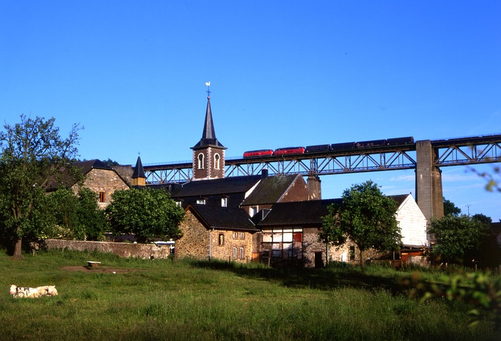 Zwei Loks der Baureihe 215 sind am Abend des 01.06.2000 über den Dächern von Moresnet unterwegs in Richtung Aachen, Zug 41249.
