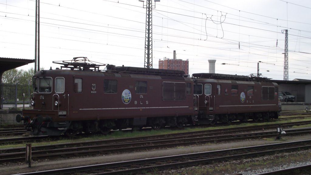 Zwei Loks der BLS, Re 4/4 174 mit Wappen  Frutigen  und 189  Niedergesteln  warten in Basel Badischer Bahnhof auf neue Aufgaben.
Sie tragen das Jubilumszeichen  100 Jahre Ltschbergbahn , das dieses Jahr gefeiert wird, 08.05.13.