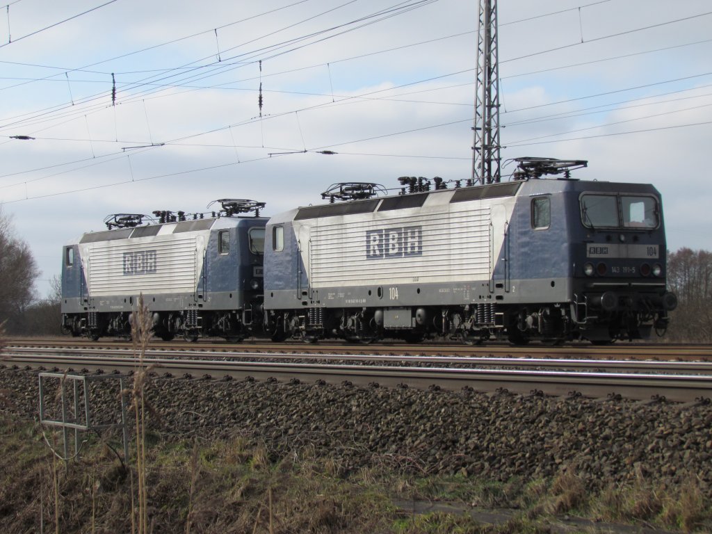 Zwei Loks der BR 143 fr die RBH am 27.02.2013 im Bahnhof Schwerin Grries