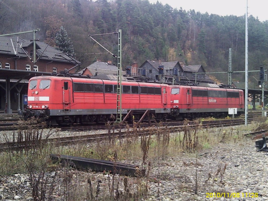 Zwei Loks der BR 151 im Bahnhof Probstzella