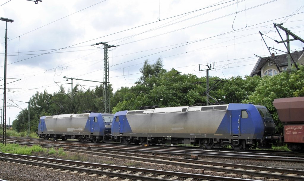 Zwei Loks der BR 185 mit leeren Kohlezug durch Lehrte, am 16.06.2012.