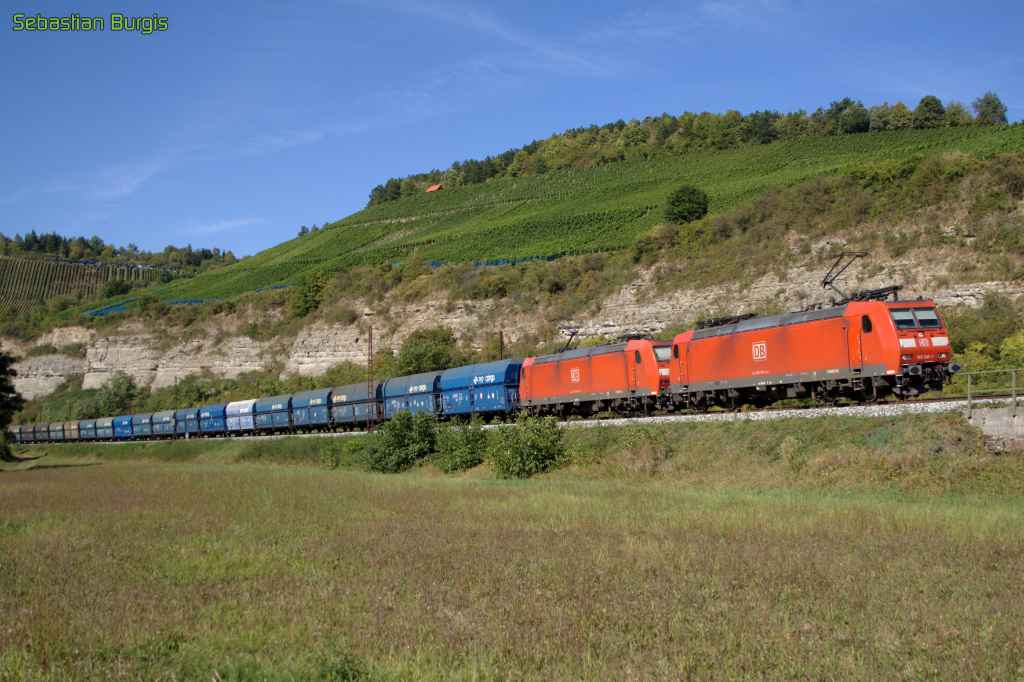 Zwei Loks der BR 185 ziehen einen umgeleiteten Kohlezug der PKP durch das Maintal, hier bei Himmelstadt (09.09.2012)
