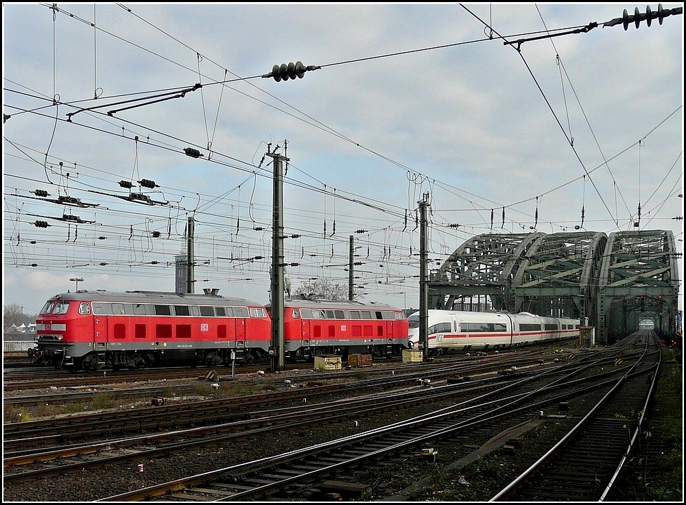 Zwei Loks der BR 218 schleppen am 20.11.2010 einen ICE 3 ber die Hohenzollernbrcke in Kln. (Hans)