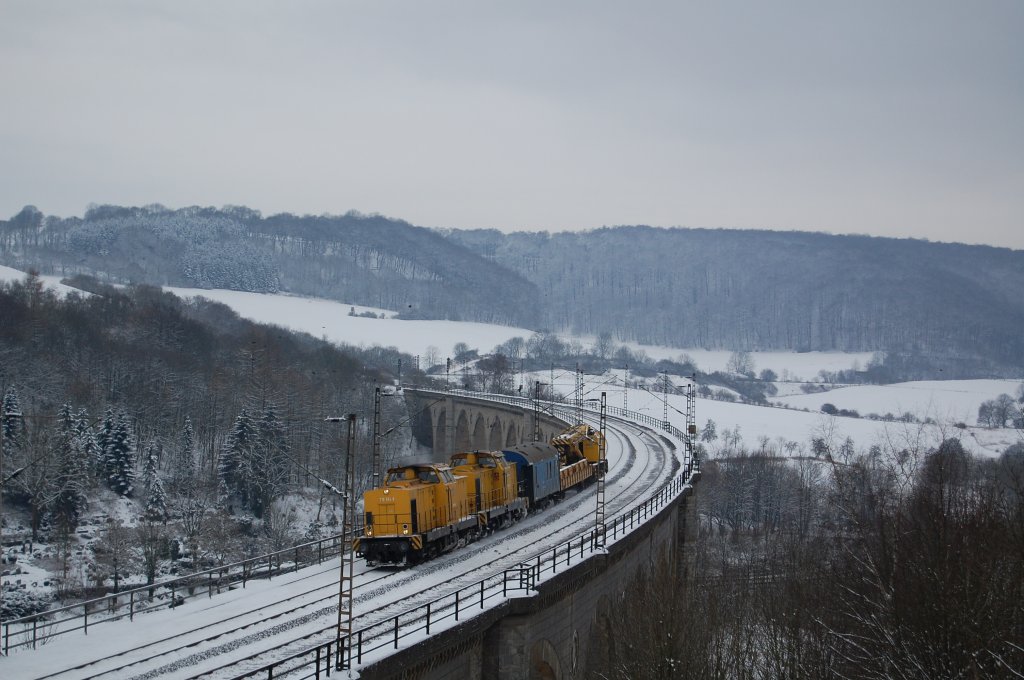 Zwei Loks der BR 710 (ehem. V 100 DR) der DGT & Bahnbau berquerten am 05.01.2010 mit einem schweren Baukran den Bekeviadukt in Altenbeken.