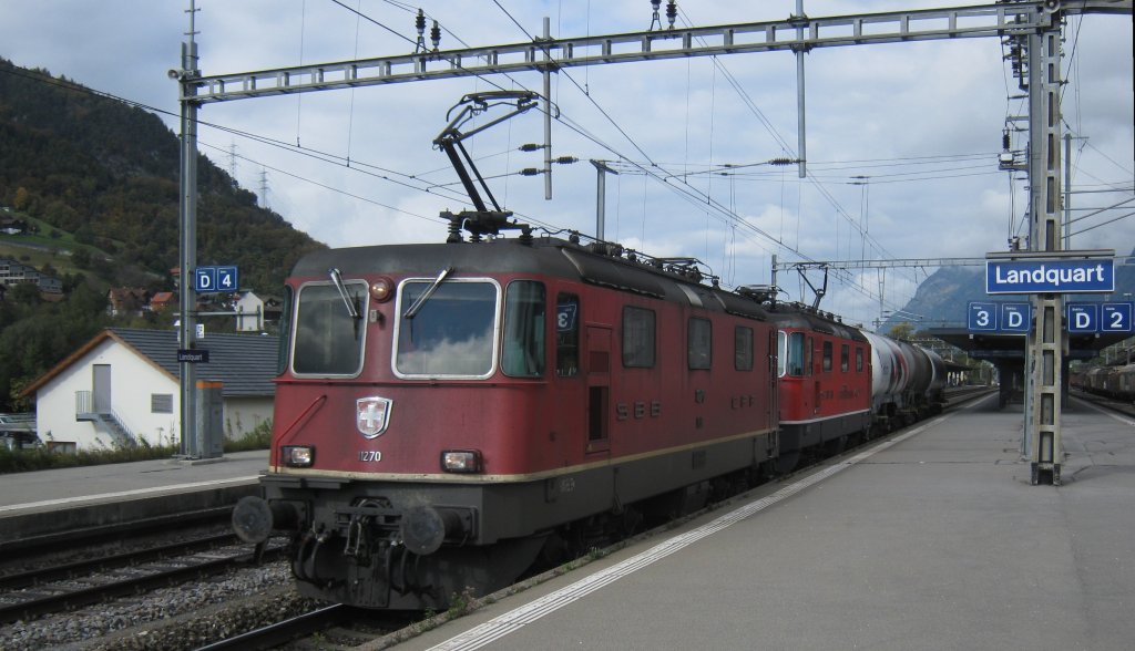 Zwei Loks, drei Wagen: Re 4/4 II 11270 und Re 4/4 III 11353 mit Gterzug bei Durchfahrt in Landquart, 20.10.2011.