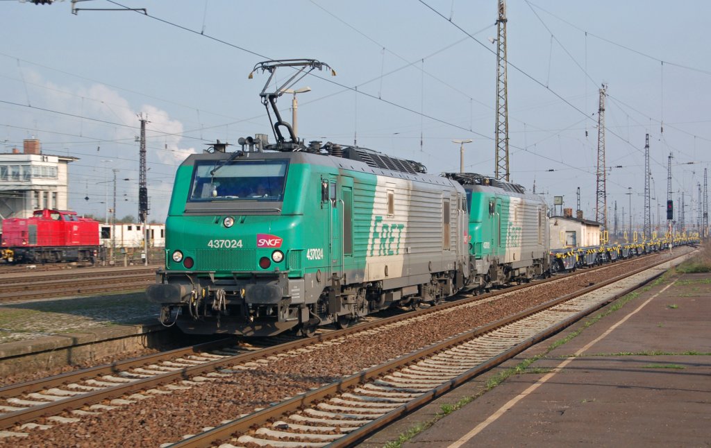 Zwei Loks der SNCF bzw. ITL ziehen am 13.04.10 einen leeren Containerzug durch Grokorbetha Richtung Weienfels.
