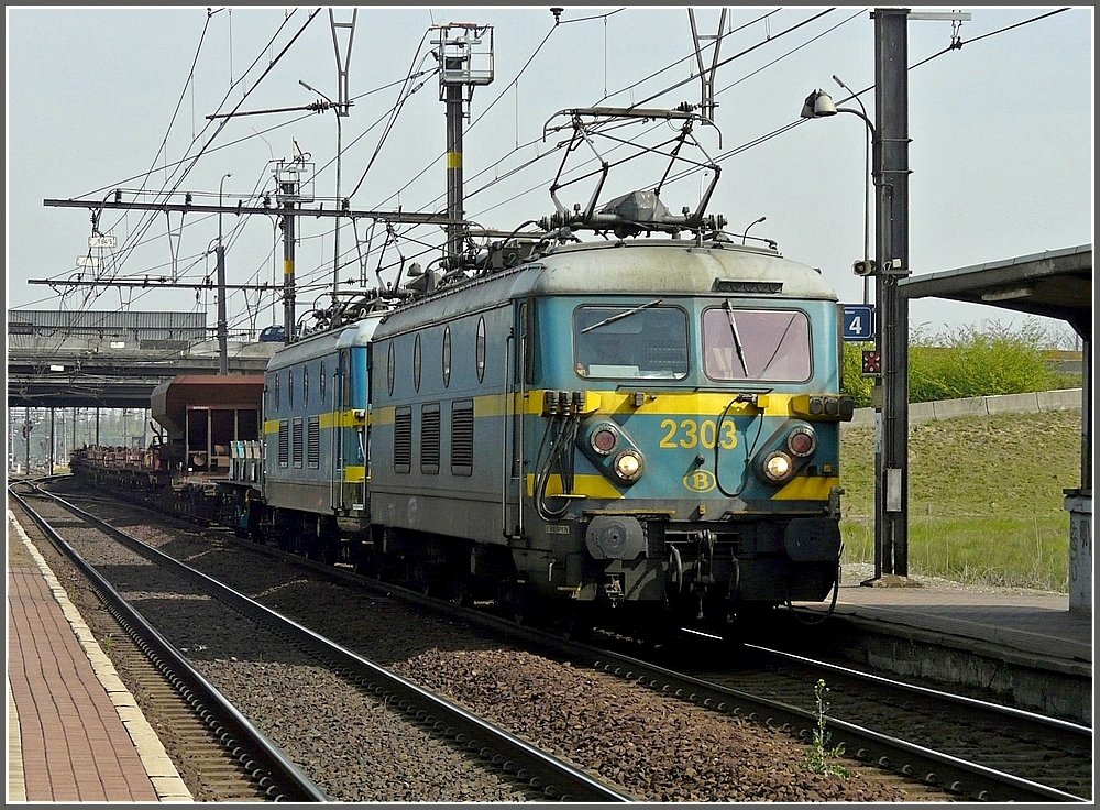 Zwei Loks der Srie 23 ziehen am 24.04.10 ihren gemischten Gterzug am einzigen Pflnzlein vorbei durch den Bahnhof Antwerpen Noorderdokken. (Jeanny)  