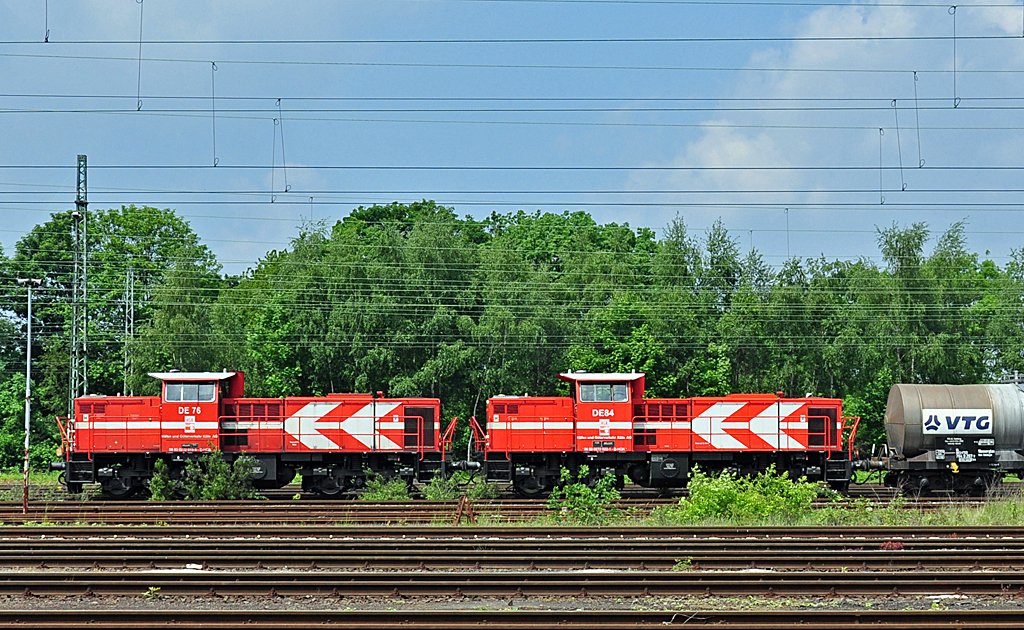 Zwei MaK DE 1002 ( DE 76 und DE 84 ) der HGK in Kln-Klettenberg - 28.05.2010