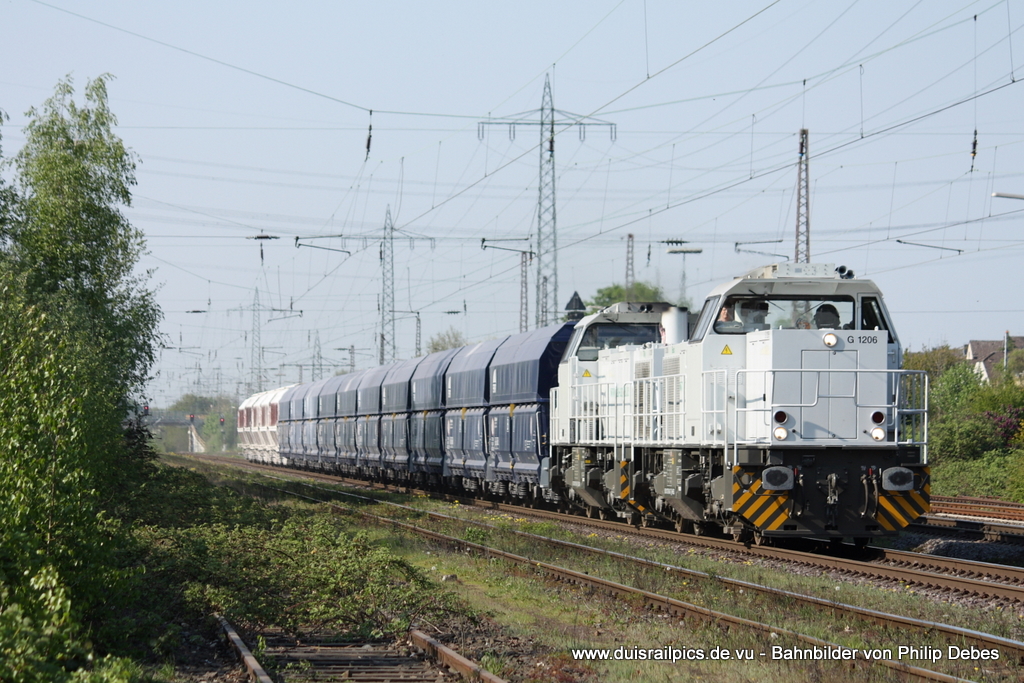 Zwei MaK G 1206 von Oak Capital fahren am 19. April 2011 um 16:54 Uhr mit einem Gterzug durch Ratingen Lintorf