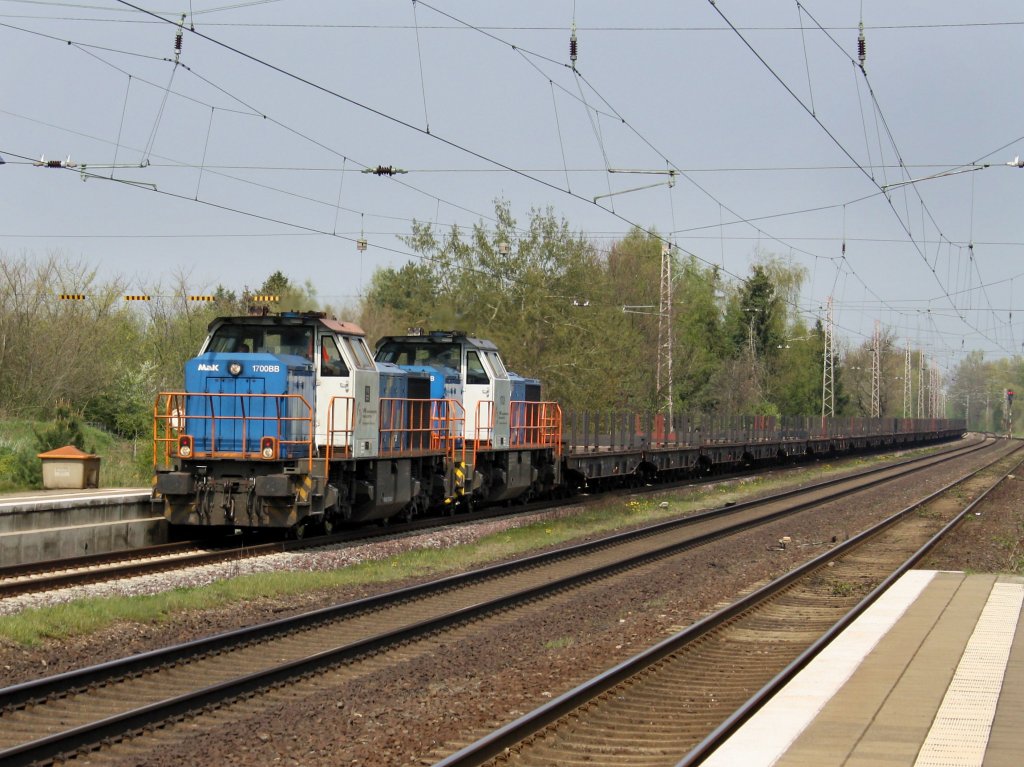 Zwei MAK G 1700BB der VPS am 28.04.2010 mit einem Flachwagenzug bei der Durchfahrt in Drverden. 