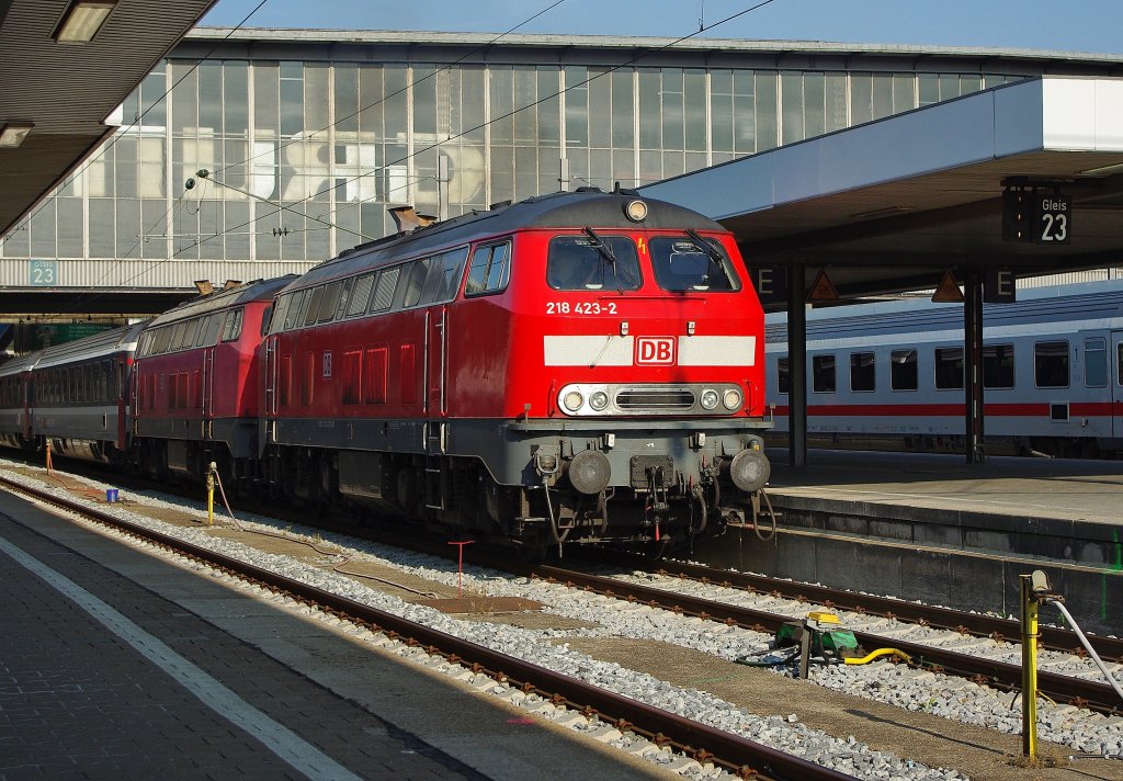 Zwei mal 218 (vorn dran 218 423-2) bespannten am 14.07.2010 den EC nach Zrich und warten auf Abfahrt aus dem Hbf Mnchen.