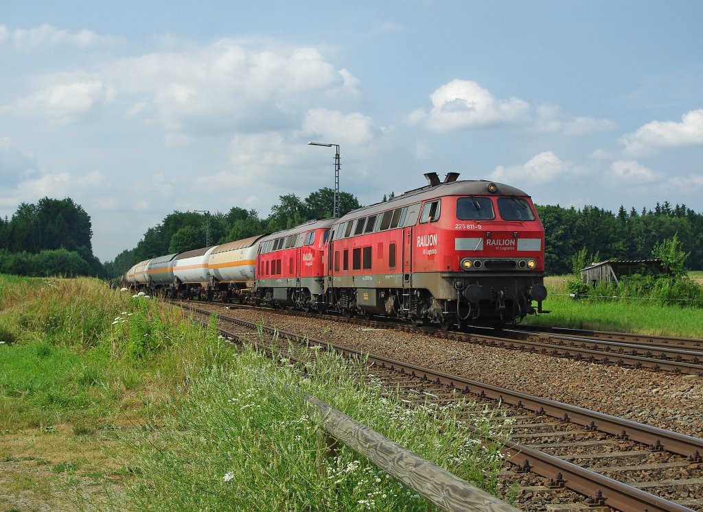 Zwei mal 225 (vorndran 225 811-9) mit Gaskesseln in Richtung Alttting. Aufgenommen am 15.07.2010 in Tssling.