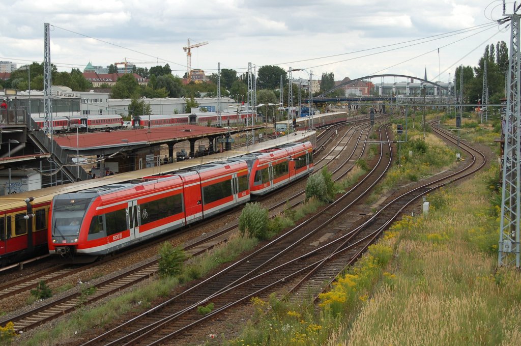 Zwei Mal 646 am berliner S-Bahnhof Warschauer Strae. Die zwei Einheiten passieren die Station Richtung Berlin Ostbahnhof. 10.08.2012