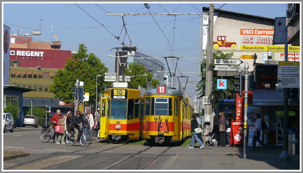 Zwei mal Be 4/8 + Be 4/6 der Linien 10+11 treffen sich am Dreispitz. (21.09.2010)