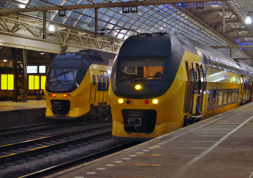 Zwei mal DD IRM, rechts fhrt mit IC nach Alkmaar und links fhrt mit IC nach Amersfoort, am abend von 01.11 2010 in Amsterdam !
