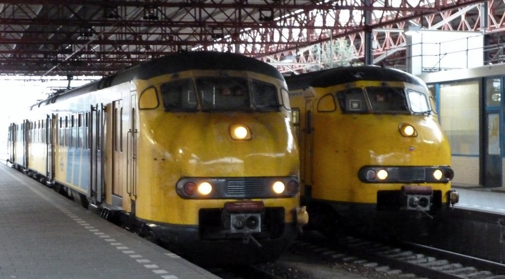 Zwei mal Plan V in Eindhoven, links die Regional 6400 nach Weert und rechts Regional 9600 nach Deurne ...