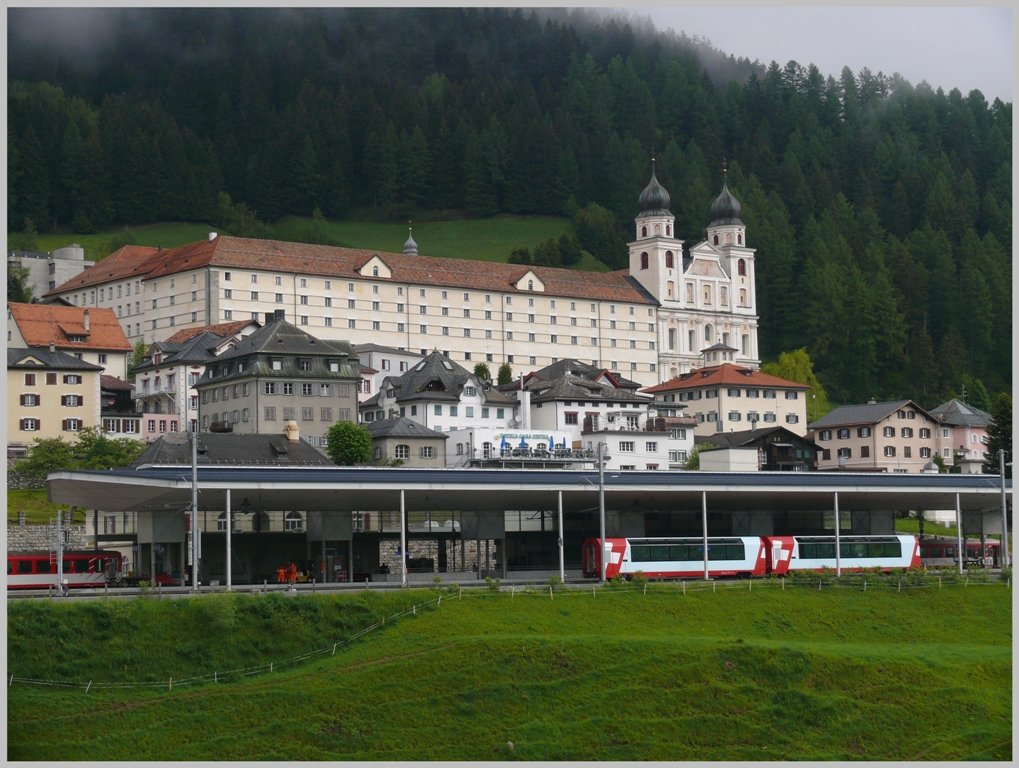 Zwei markante Bauten dominieren das Ortsbild von Disentis/Mustr, einerseits das Kloster und andererseits die neue Perronhalle des Bahnhofs. (03.06.2010)