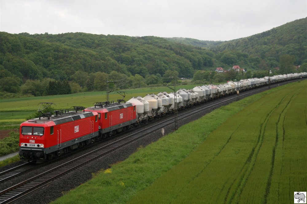 Zwei MEG Loks der Baureihe 143 (# 603 und # 602) ziehen einen Zementsilo-Ganzzug am 19. Mai 2010 in Richtung Wrzburg.