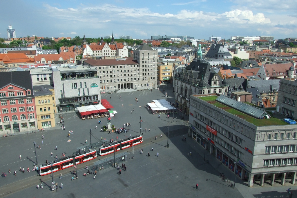 Zwei MGT-K der HAVAG halten an der zentralen Haltestelle  Markt .
Im Hintergrund die Silhouette der Stadt in Blickrichtung Ost.
Aufgenommen von den  Hausmannstrmen .
Halle, der 9.5.13