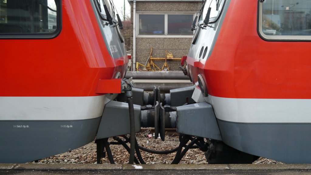 Zwei miteinander verkuppelte 628/928 in Ludwigshafen, rechts mit Schneerumer,links ohne. (20.02.12)