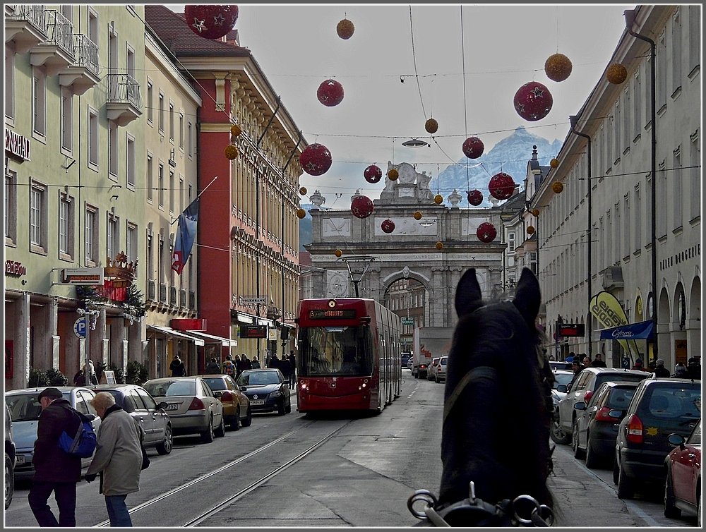 Zwei Mglichkeiten, die Stadt Innsbruck zu entdecken, begegnen sich am 22.12.09 in der Maria Theresien Strae. (Jeanny) 