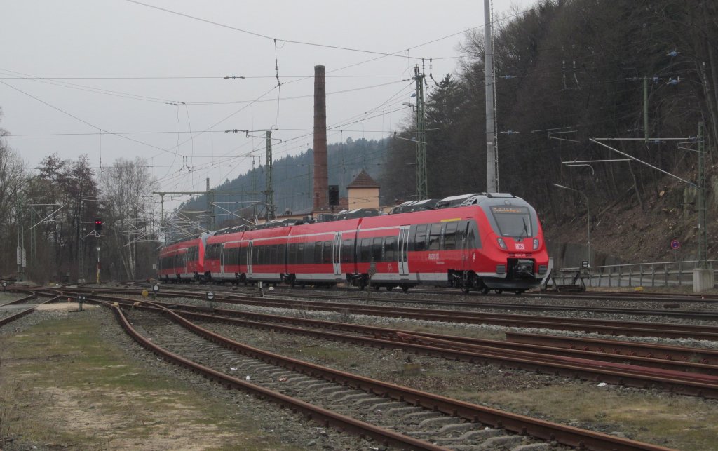 Zwei Mnchener 442er vom Werdenfelstakt durchfahren am 27. Mrz 2013 den Bahnhof Kronach in Richtung Lichtenfels.