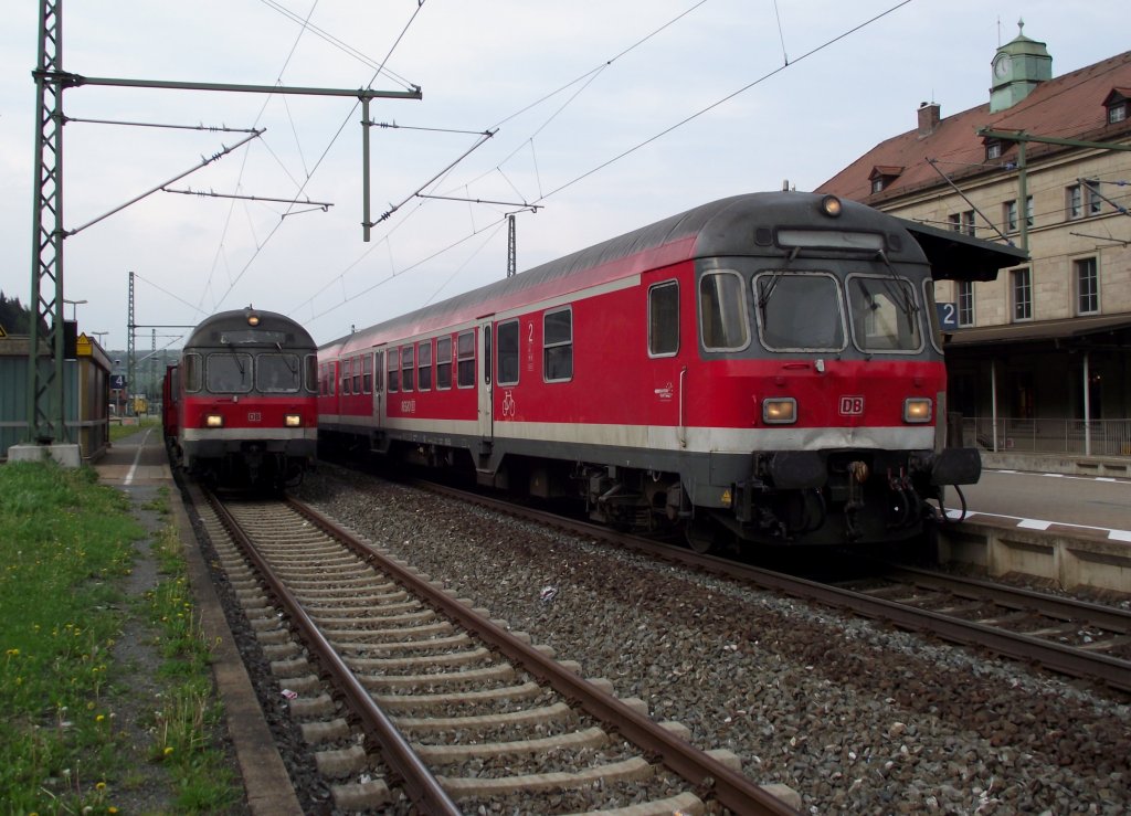 Zwei n-Wagen Garnituren treffen sich am 29. April 2011 jeweils als RB nach Bamberg in Kronach. Whrend die linke Garnitur pnktlich auf Gleis 4 auf die Ausfahrt wartet, verlsst die rechte Garnitur Kronach mit einer Versptung von rund 70min wegen einer Streckensperrung kurz nach Saalfeld. Auch der darauffolgende RE hatte 30min Versptung.
