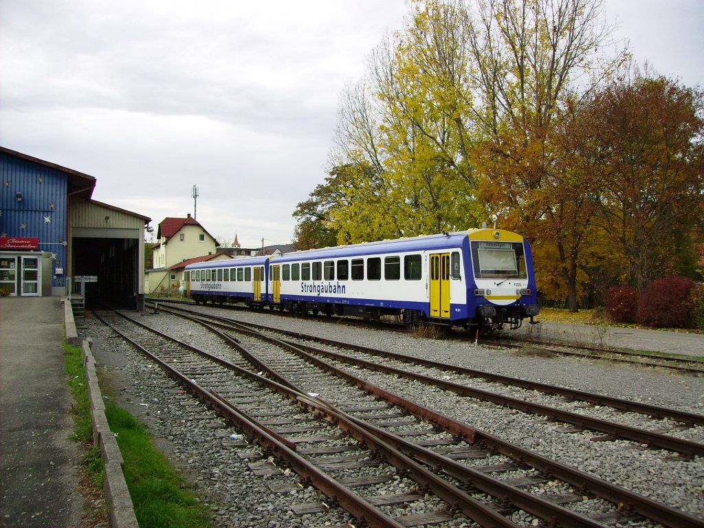 Zwei NE81 warten am 03.11.2011 auf dem Abstellgleis im Bahnhof Weissach auf neue Aufgaben.