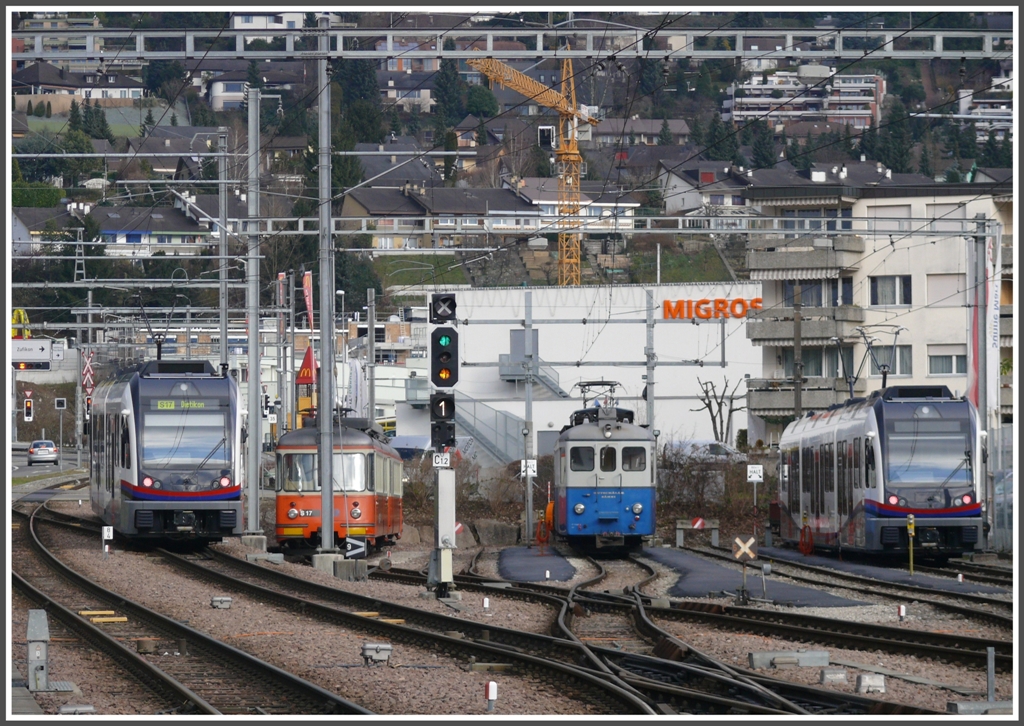 Zwei neue Diamant ABe 4/8 nehmen einen BDe 8/8 und den BDe 4/4  Mutschlle Zhni  beim Bahnhof Bremgarten in die Mitte. (13.12.2010)