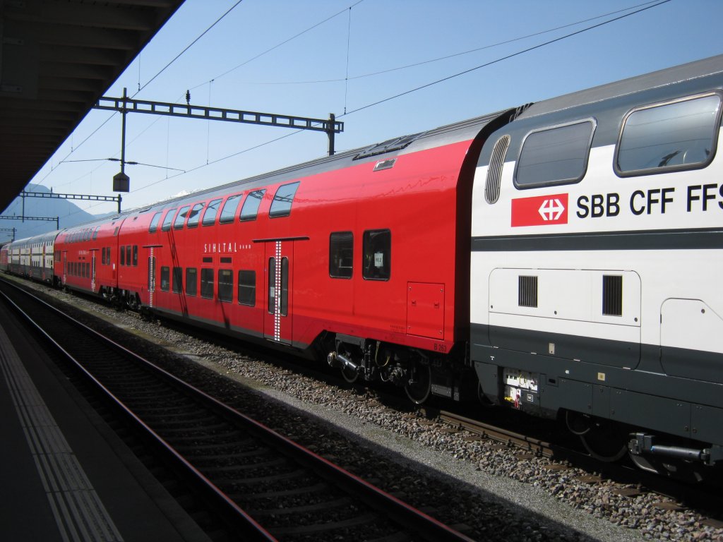 Zwei neue Niederflurwagen der SZU eingereiht in einem Versuchszug der SBB in Landquart, 10.04.2011.