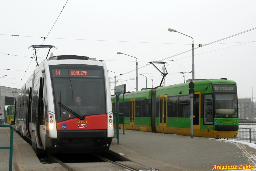 Zwei Niederflur-Straenbahn-Prototypen: SOLARIS  Tramino  - 451 und FPS 118N  Puma  - 450, Os. Sobieskiego, 29.01.2011
