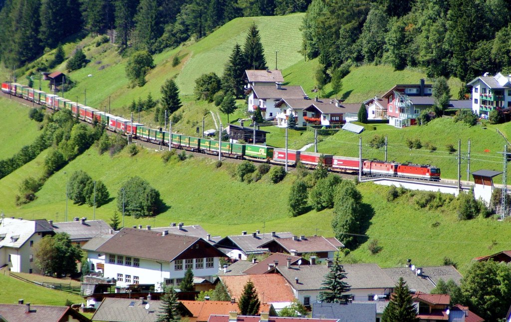 Zwei ÖBB 1144 vorn und eine 1144er hinten durchfahren am 25.08.10 die Haltestelle St. Jodok mit einem aus Wechselaufbauten und Aufliegern der Speditionen Arcese und SAE bestehenden Zug in Richtung Brennero/Brenner.