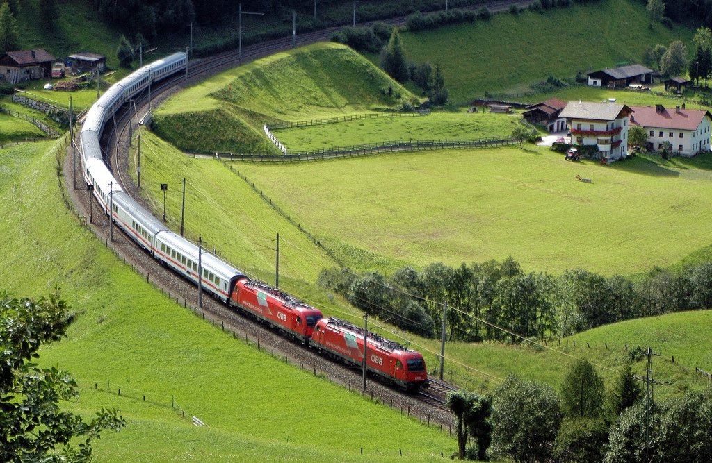 Zwei ÖBB 1216 mit Werbung  www.obb-italia.com  führen den EC 84  DB-ÖBB EuroCity  Bologna C - München Hbf durch die St. Jodoker Kurve in Richtung Innsbruck, 25.08.10