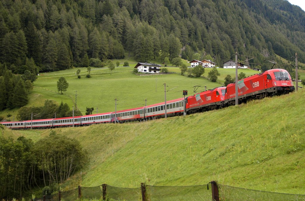 Zwei ÖBB 1216 ziehen in der St. Jodoker Kurve den EC 87  DB-ÖBB EuroCity  München Hbf - Verona PN zum Brenner hinauf, 01.09.10