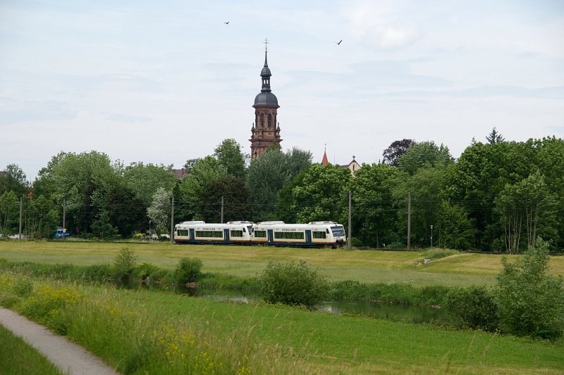 Zwei OSB-RS1 auf dem Weg von Offenburg nach Hausach. Als Kulisse diente am 8. Juni 2010 die Stadtkirche St. Marien von Gengenbach.