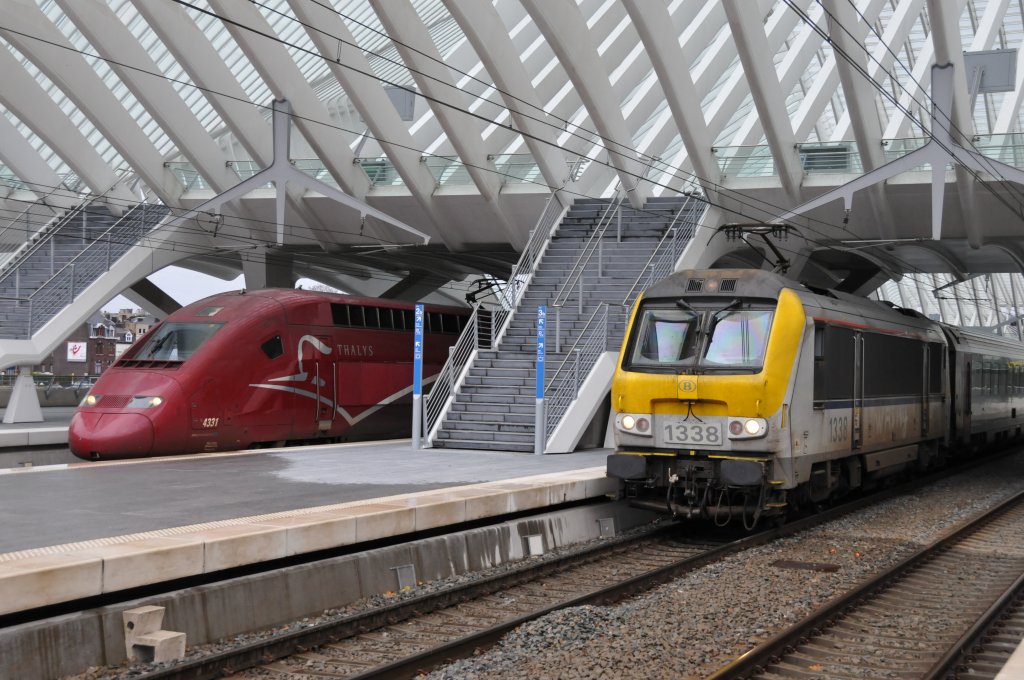 Zwei Produkte aus dem Hause Alsthom (F) Seite an Seite im Bhf Lige Guillemins. Links der zur NS-Flotte gehrende Thalys 4331 und rechts 1338 mit dem IC A Eupen - Oostende. Aufgenommen am 14/11/2010.
