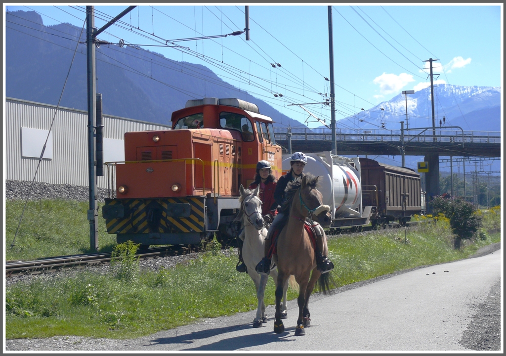 Zwei PS treffen auf die um einiges strkere Mietlok Em 847 901-6 der Holcim Werke. (01.09.2010)