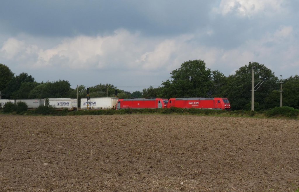 Zwei Railion 185 mit ihrem Gterzug auf dem Weg nach Maschen, aufgenommen am 20.08.2011 in der Nhe des Grenzkruges  Zur Krone  bei Harrislee
