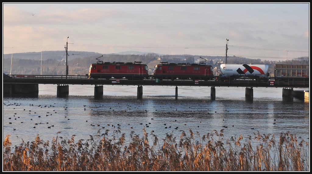 Zwei Re 420 mit einem der raren Gterzge auf dem Seedamm bei Rapperswil. (19.12.2012)