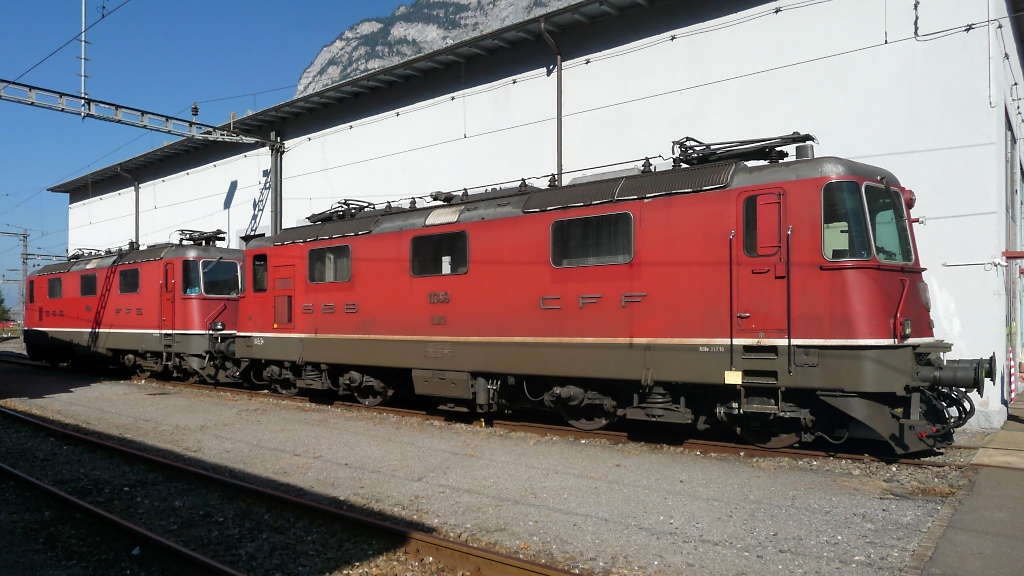 Zwei Re 4/4 (11366 und 11162) im Depot Erstfeld, 1.10.2011. 