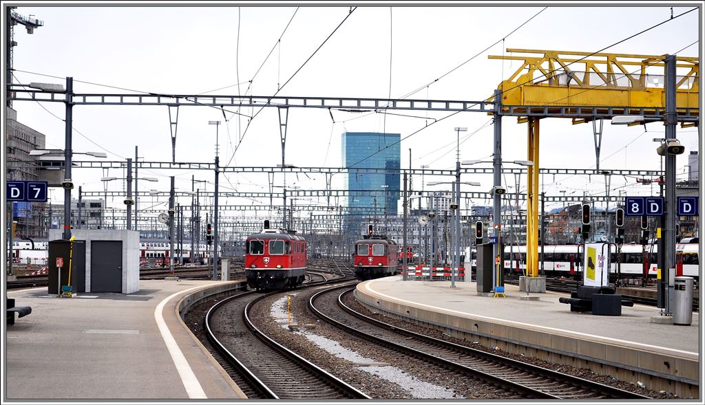 Zwei Re 4/4 auf dem Weg ins Depot Zrich. (08.03.2013)