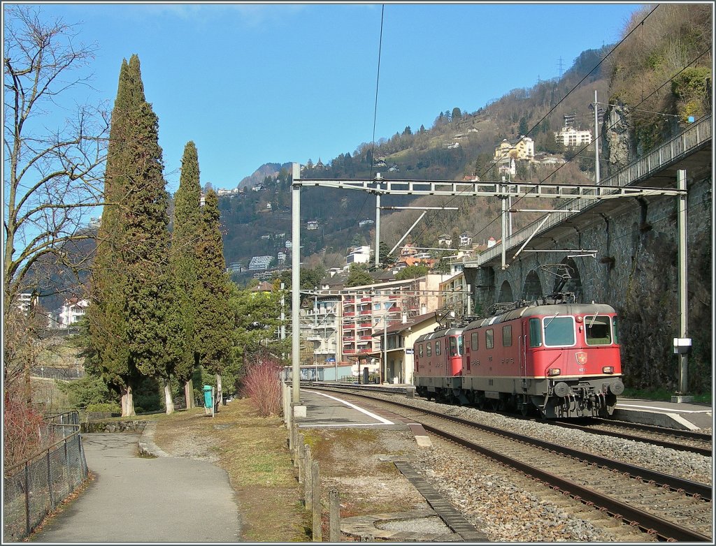 Zwei Re 4/4 II bei Veytaux Chillon auf dem Weg Richtung Wallis um dort einen Gterzug abzuholen.
14. Mrz 2013