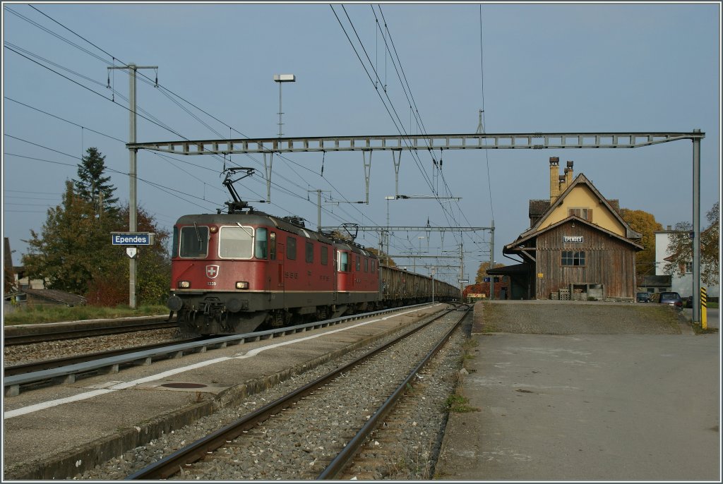 Zwei Re 4/4 II ziehen einn langen Zuckerrbenleerwagne Zug durch den Bahnhof von Ependes. 
31. Oktober 2011