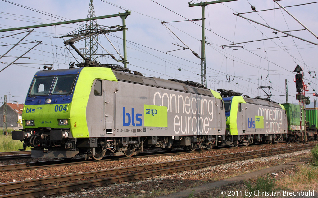 Zwei Re485 004-6 und 006-1 der BLS mit einem Containerzug in Fahrtrichtung Haltingen am Bad Bhf Basel 28.04.2011.